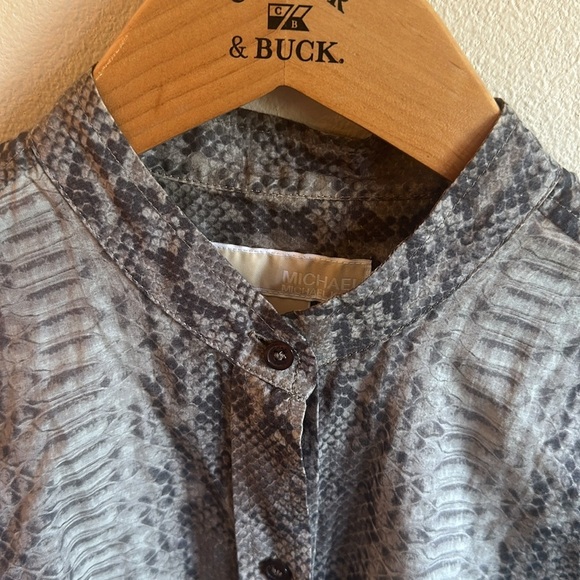 Michael Kors Button Up Shirt Size 12 Gray Black Animal Print Band Collar - Picture 5 of 13